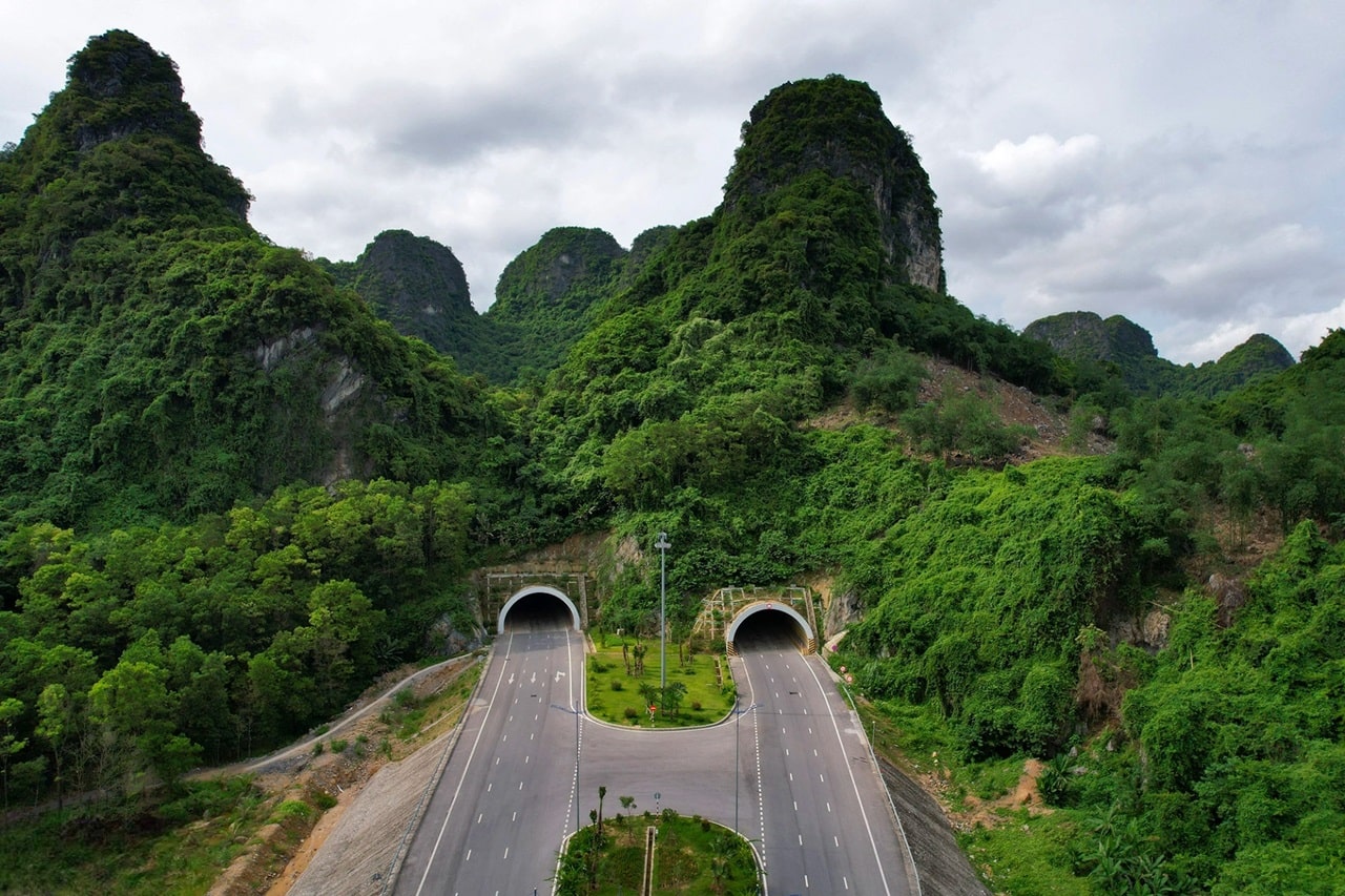 duong-bao-bien-ha-long-cam-pha-di-xuyen-nui